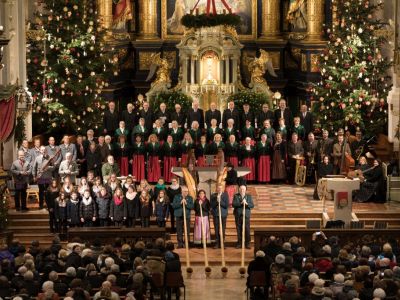 Der Chor der Altöttinger Liedertafel mit den Alphornbläsern in der weihnachtlichen Basilika St. Anna.