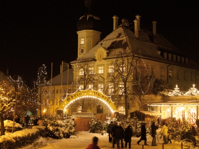 Der leuchtende Eingang zum Christkindlmarkt in Altötting.