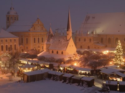 Der Altöttinger Christkindlmarkt mit Schnee. 