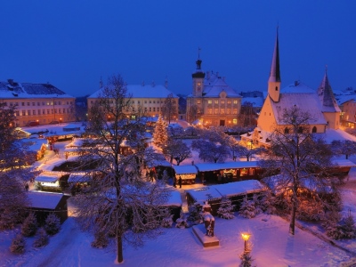 Der Altöttinger Christkindlmarkt mit Schnee. 