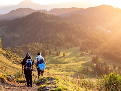 Hier sehen Sie Wanderer in den Alpen