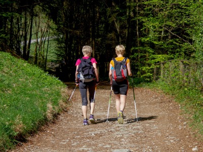 Hier sehen sie zwei wanderer