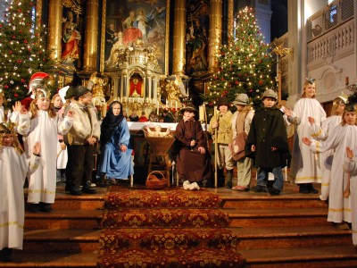 Krippenspiel in der Basilika zur Kindermette an Weihnachten
