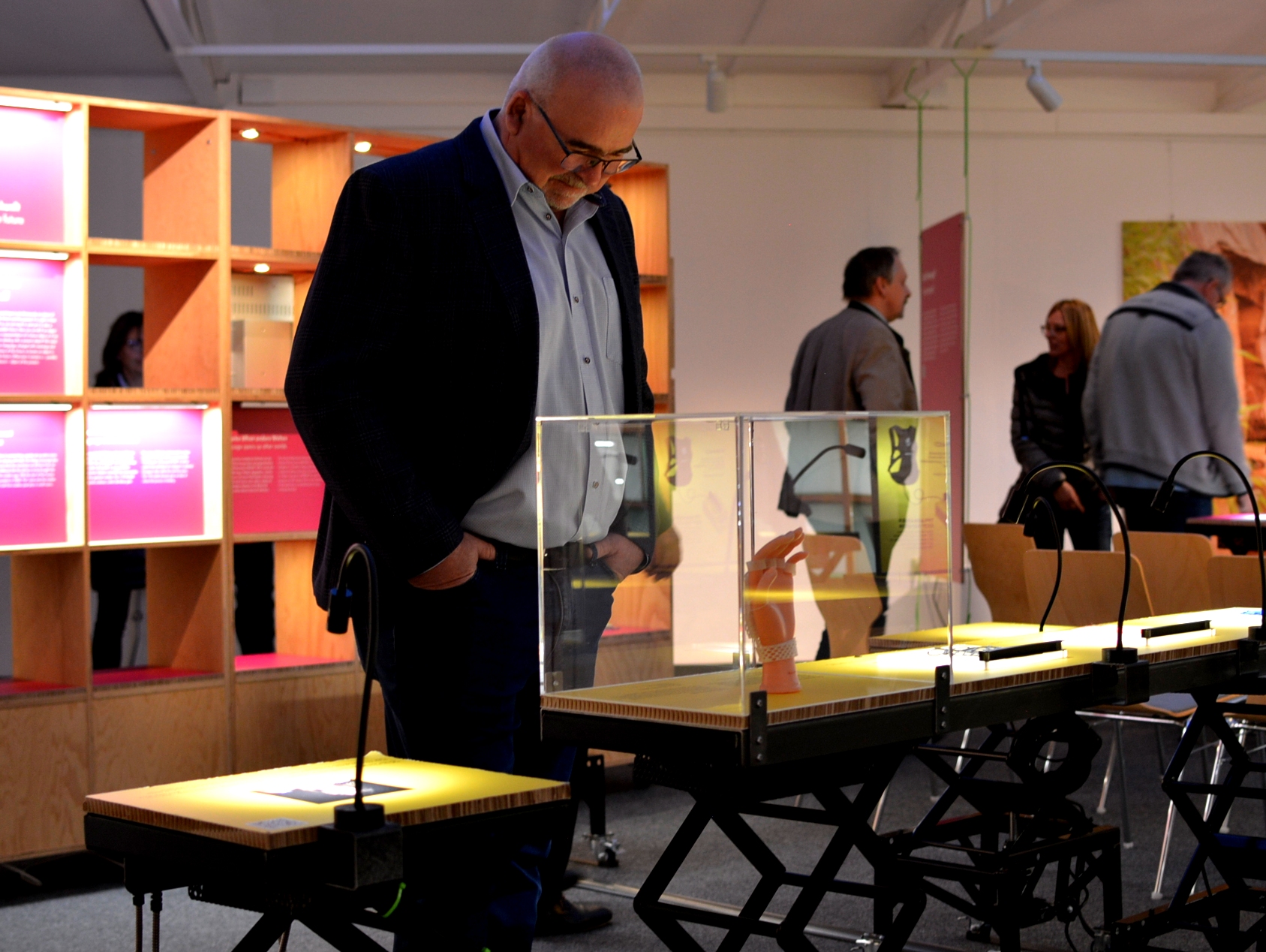 Besucher in Ausstellung Prototypen 