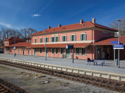 Blick auf den Bahnhof Altötting mit Gleisen. 