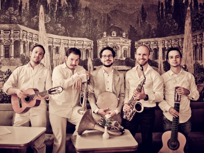 Die Band Bavaschoro steht mit ihren Instrumenten.