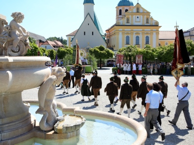 Fronleichnamsprozession in Altötting mit der Gnadenkapelle im Hintergrund.