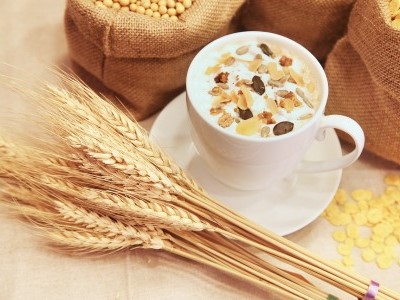 Müsli in Tasse auf Tisch