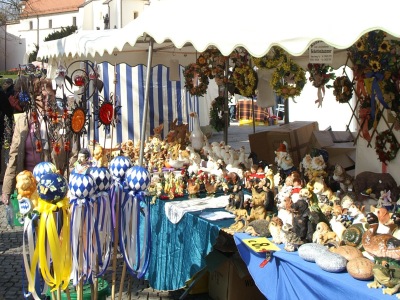 Ein Stand mit Osterartikel am Fastenmarkt Altötting. 