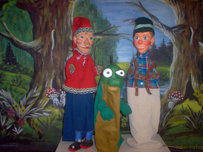 Puppen vom Kasperl, dem kleinen Krokodil und Seppel. 