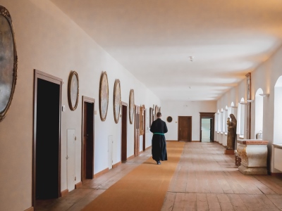 Ein Kapuziner Mönch geht einen Gang im Kloster entlang.