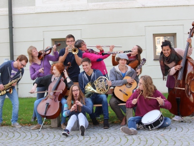 Schüler der Berufsfachschule für Musik mit ihren Instrumenten. 