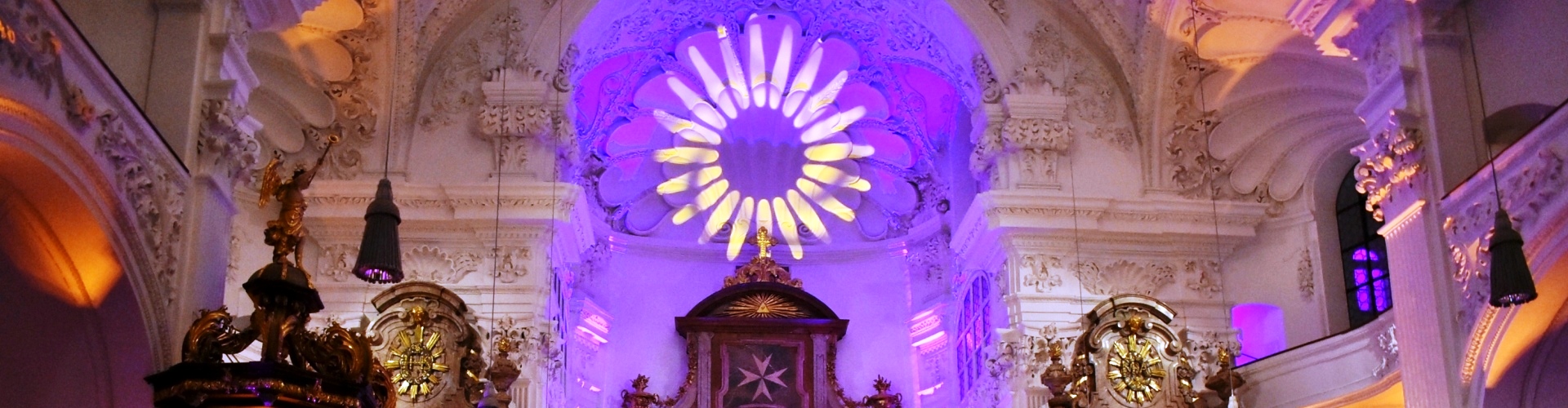 Fest der Sinne beleuchteter Altarraum