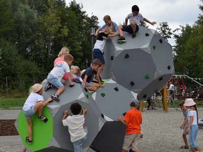 Kinder spielen auf einem Klettergerüst.