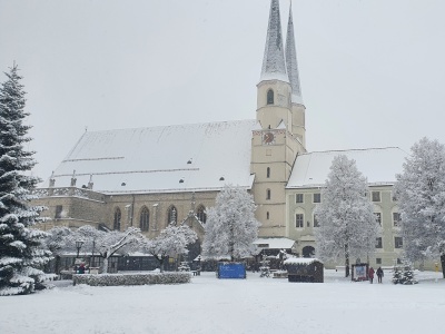 Die Stiftskirche im Schnee 