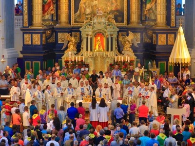 Eine große Pilgergruppe feiert in der Basilika einen Gottesdienst.