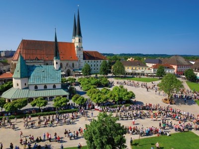 Pilgereinzug am Kapellplatz Altötting