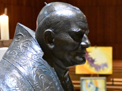 Eine Statue von Papst Johannes Paul II