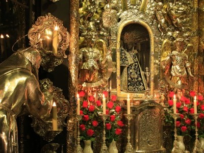 Der Gnadenaltar mit der Schwarzen Madonna von Altötting. 