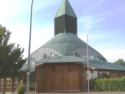 Außenansicht auf die Evangelische Kirche zum Guten Hirten in Altötting.