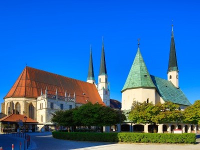 Außenaufnahme Gnadenkapelle und Stiftspfarrkirche Altötting