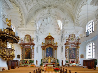 Innenraum Kirche St. Magdalena mit Stuckdecke