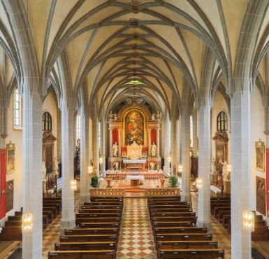 Kirchenraum der Stiftspfarrkirche Altötting.