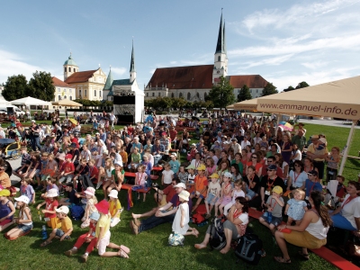 Kinder und Jugendliche am Kapellplatz beim Forum der Gemeinschaft Emmanuel. 