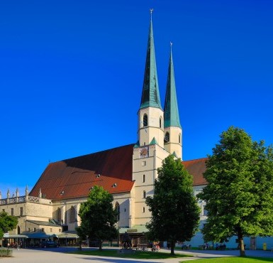Stiftspfarrkirche Altötting, Foto Heiner Heine Außenaufnahme Stiftspfarrkirche Altötting