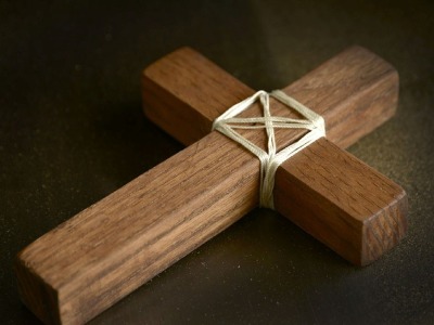 Ein Kreuz aus Holz.