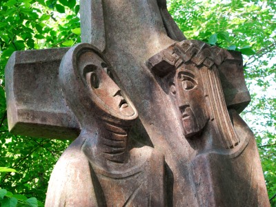 Eine Skulptur vom Altöttinger Kreuzweg. 