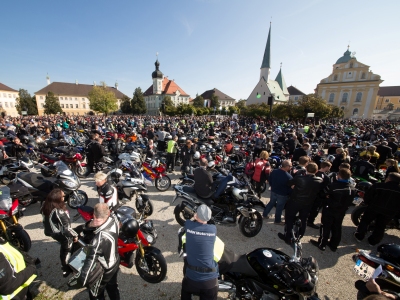 Unzählige Motorräder auf dem Altöttinger Kapellplatz. 