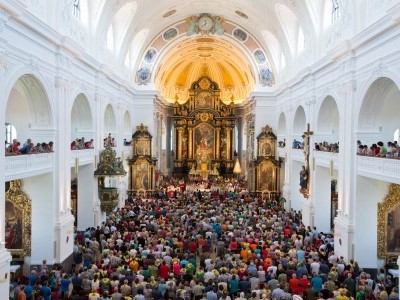 Eine große Pilgergruppe feiert in der Basilika St. Anna einen Gottesdienst.