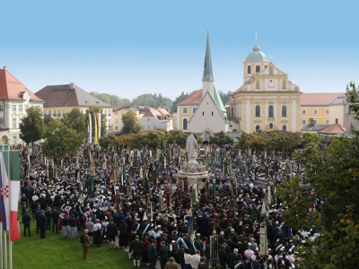 Viele Menschen in Tracht stehen auf dem Kapellplatz Altötting. 