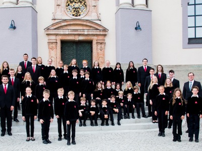 Hier sehen Sie den Chor der kapellsingknaben und mädchenkantorei