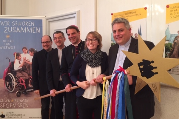 Verantwortliche-mit-Staffelstern-zur-Sternsingeraussendung-2018-600x399