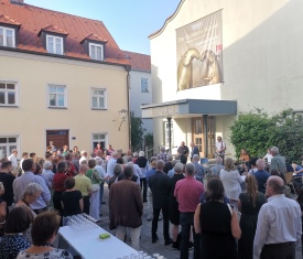 Vernissage-Ausstellung-Susanne-Beurer-Goldener-Ruessel-Altoetting-Foto-Touristinfo-Altoetting__24__275x235 Vernissage-Ausstellung-Susanne-Beurer-Goldener-Ruessel-Altoetting-Foto-Touristinfo-Altoetting__24__275x235