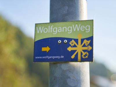 Wolfgangweg-Beschilderung-Richtung-Altoetting-Foto-Johann-Dirschl__6_-400x300