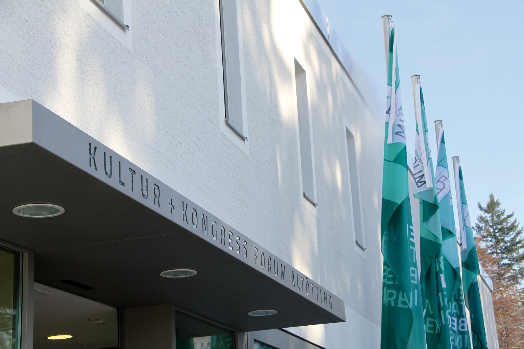 eingang-forumfahnen-forum-altoetting-foto-hans-baumgartner eingang-forumfahnen-forum-altoetting-foto-hans-baumgartner