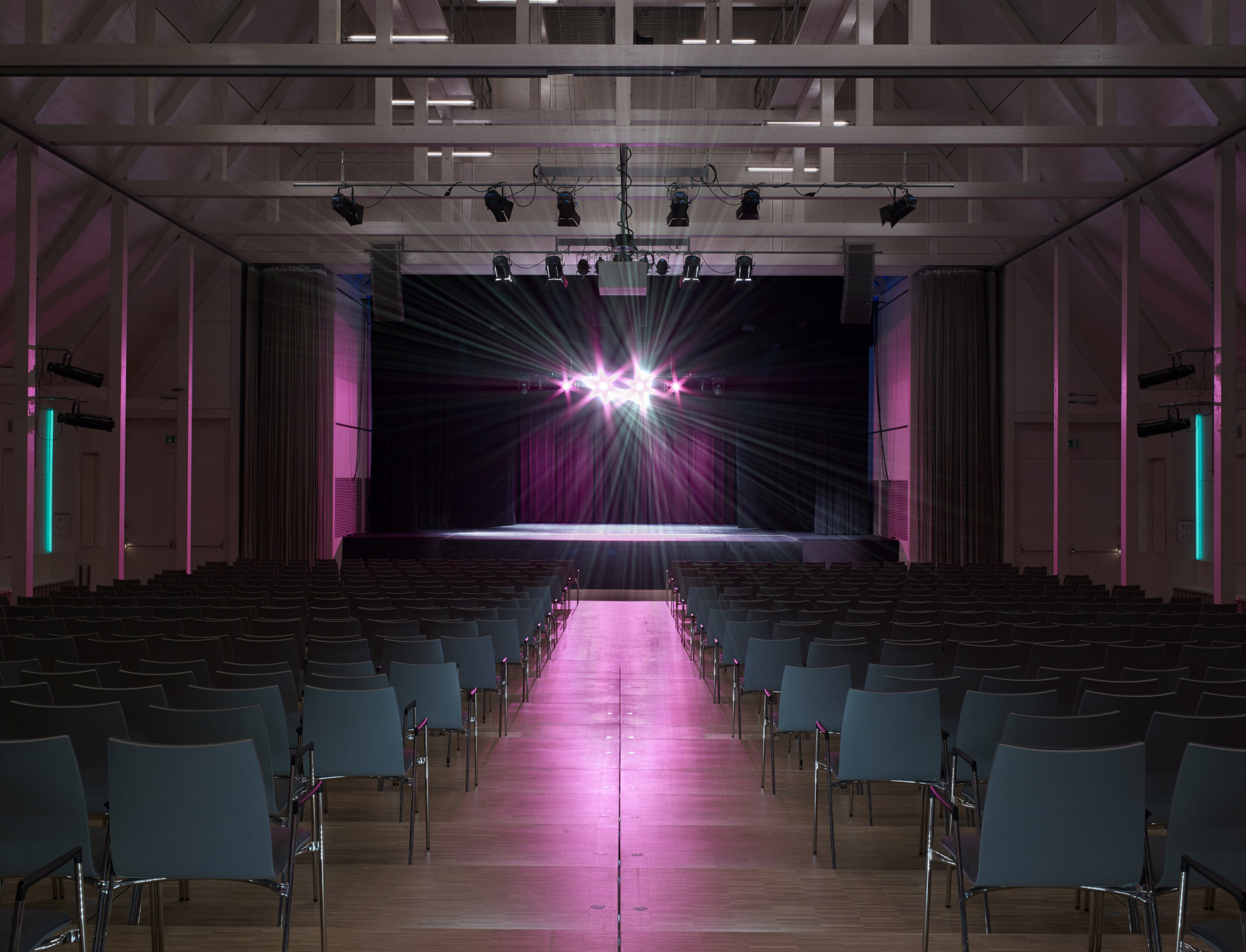 raiffeisen-saal-buehne-forum-altoetting-foto-iven-matheis-325824b