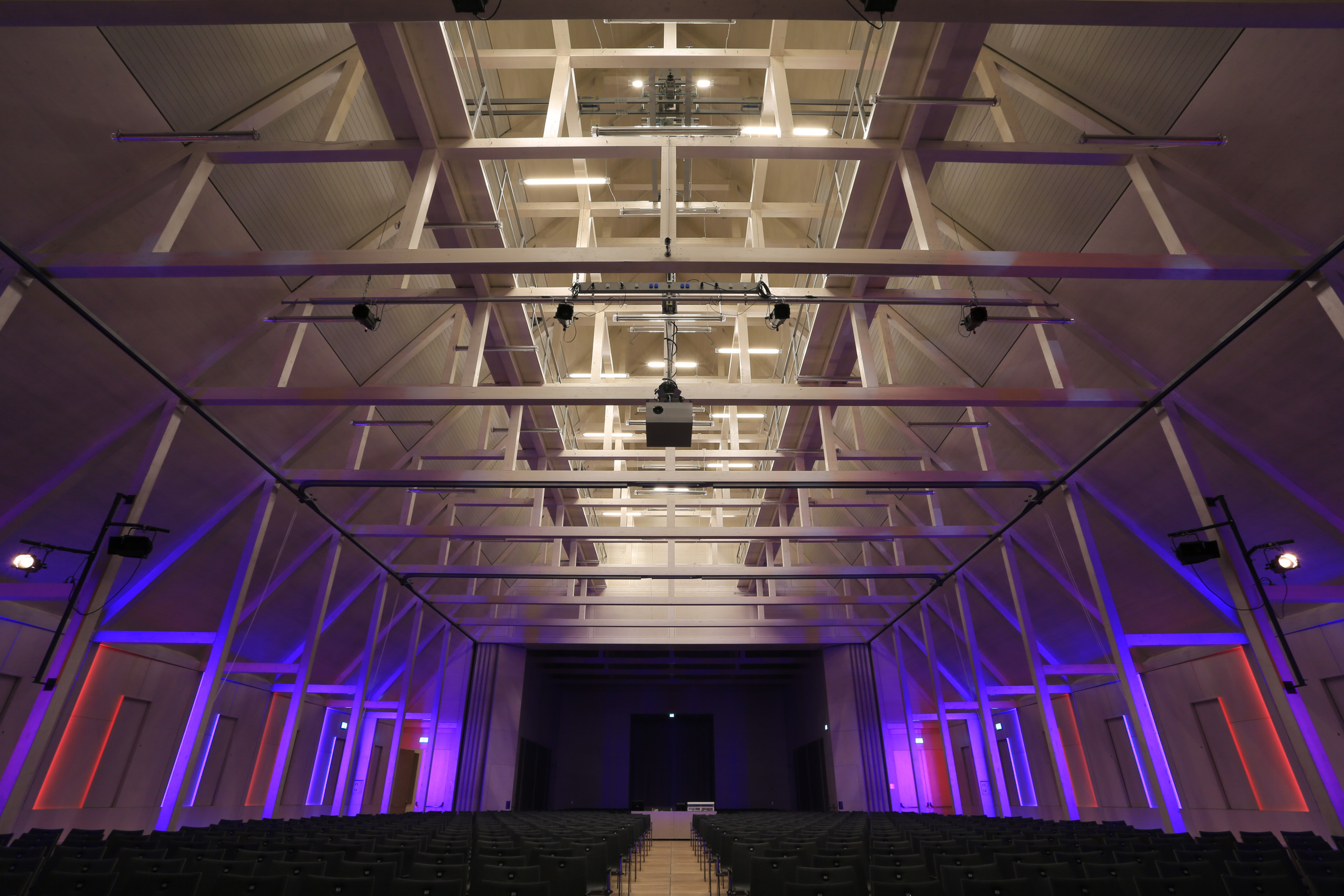 raiffeisen-saal-dachstuhl-forum-altoetting-foto-sepp-niederbuchner-3_006