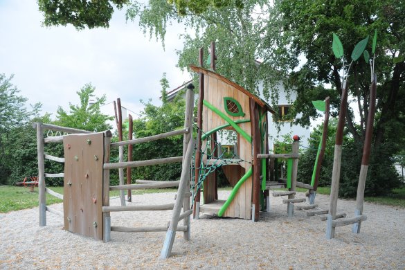 spielplatz-altoetting-hermann-stelzer-strasse-foto-stadt-585x390