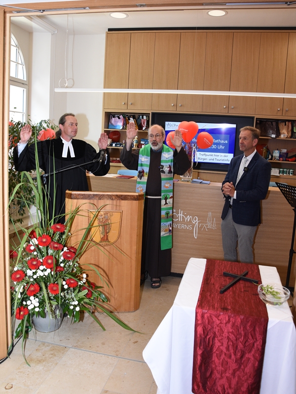 stadt-altoetting-rathauseinweihung-segnung-foto-stadt-altoetting-600x800